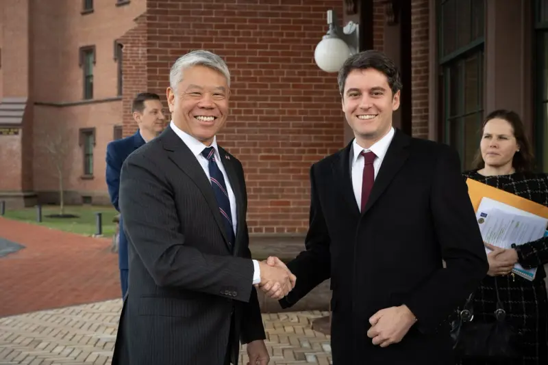 Two people shaking hands